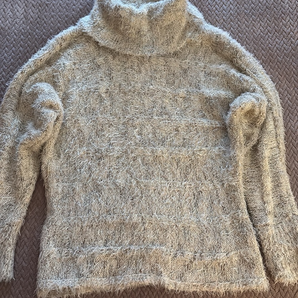 Junior’s American Rag sweater Size L, Color-beige